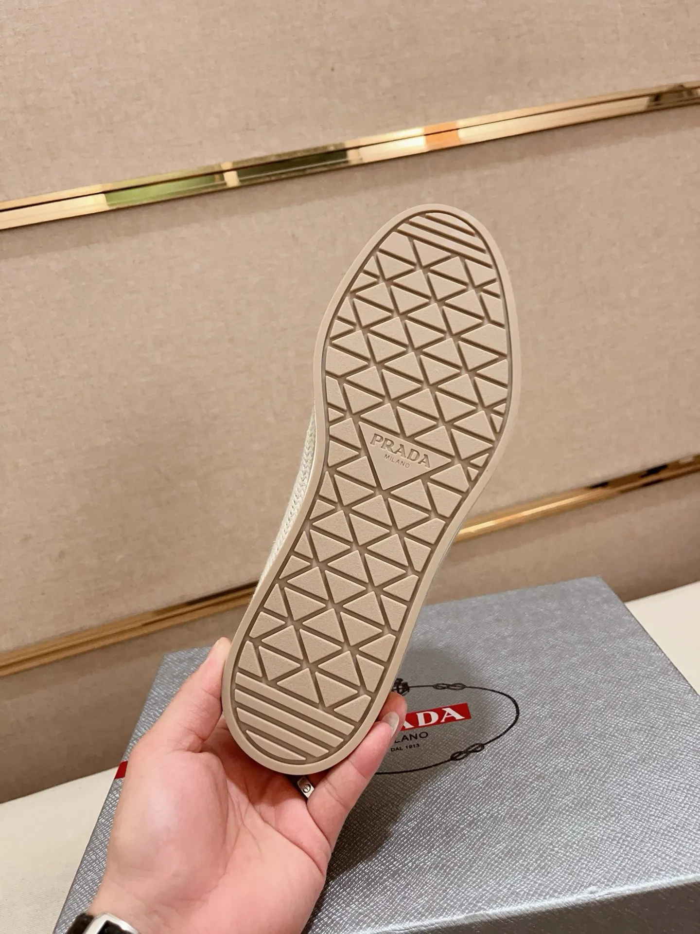 Men's shoes 💰 540💰 ✔️✔️✔️Higher version High-quality new PRADA (Prada) counters are launched at the same time. The new men's shoes and 😘 fabrics are made of high-tech glue-making technology. Lining: Full cowhide lining. 👍🏿 High-end ☄️ air-cushion molded anti-slip rubber outsole, exquisite lines, simple and elegant, comfortable and high-end for leisure travel. Code number: 38 to 45